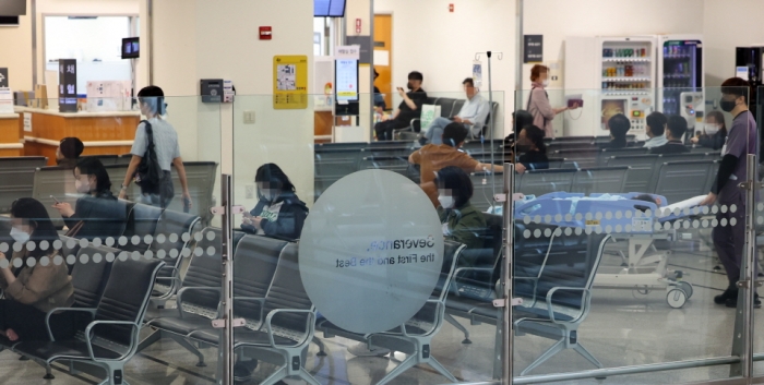 전국 의대교수들이 전국적인 휴진(외래진료·비응급 수술 중단)에 나선 5월 10일 서울 한 대학병원 대기실이 한산한 모습을 보이고 있다. 뉴시스