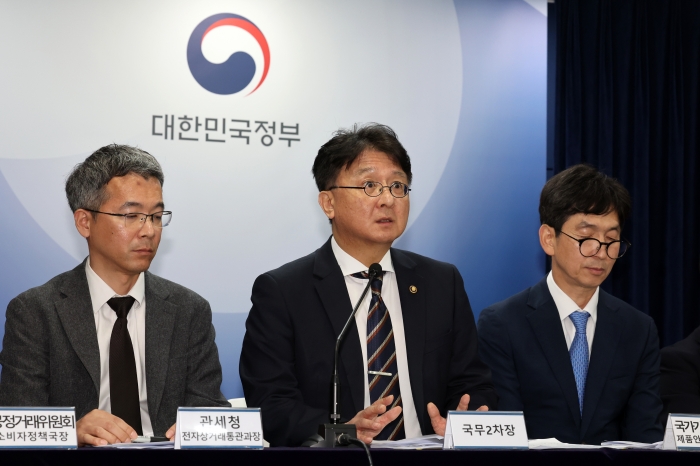 이정원 국무조정실 국무2차장이 19일 오후 서울 종로구 정부서울청사에서 해외직구 대책 관련 추가 브리핑을 하고 있다. 뉴시스