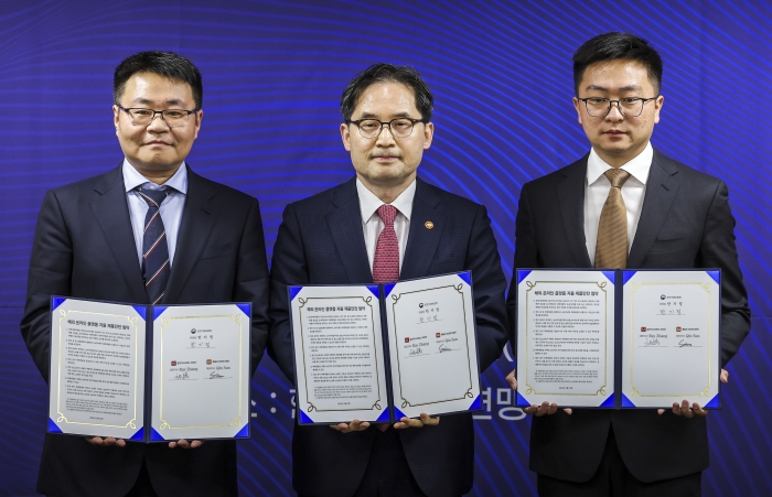 13일 서울 용산구 한국소비자연맹에서 열린 해외 온라인 플랫폼 자율 제품안전 협약식에서 참석자들이 기념촬영을 하고 있다. 왼쪽부터 퀸선 웨일코코리아(테무) 대표이사, 한기정 공정거래위원회 위원장, 레이장 알리익스프레스코리아 대표이사. 뉴시스