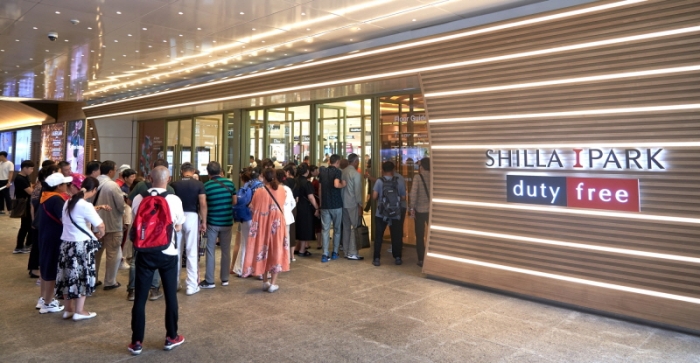 2023년 9월 8일 서울 용산구 신라아이파크면세점을 찾은 중국인 단체관광객들이 줄을 서있다. 사진=아이파크몰 제공