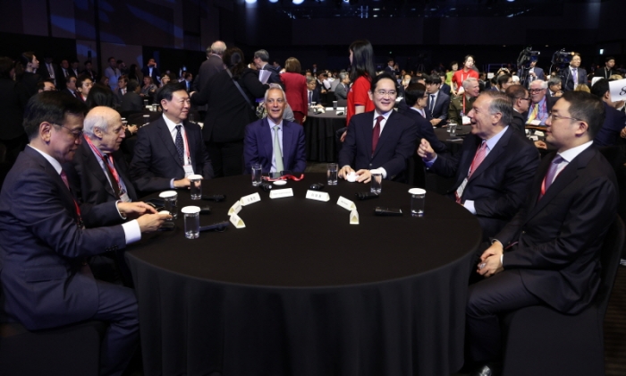 5월 22일 서울 중구 신라호텔에서 열린 '2024 아시안리더십콘퍼런스 개회식'에 앞서 참석자들이 대화를 나누고 있다. 왼쪽부터 최상목 경제부총리 겸 기획재정부 장관, 댄 글릭먼 전 미국 민주당 하원의원, 신동빈 롯데 회장, 람 이매뉴얼 주일미국대사, 이재용 삼성 회장, 마이클 폼페이오 전 미국 국무부 장관, 구광모 LG 회장. 사진=대통령실 제공