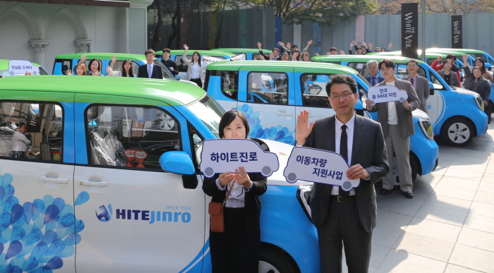 2023년에 사회적 취약계층을 위한 이동차량 전달하는 하이트진로 관계자들