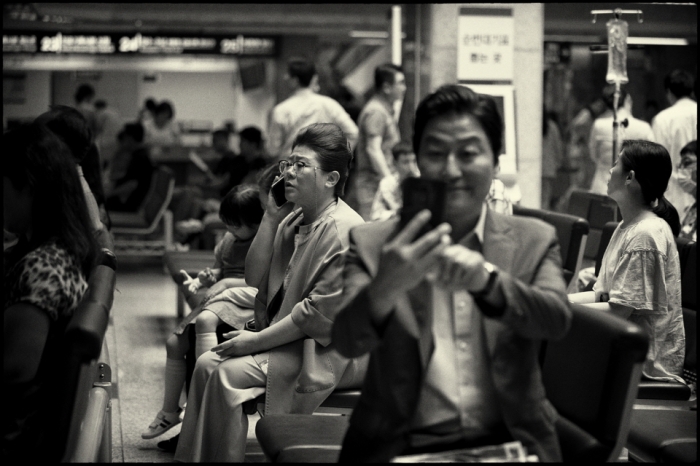 나를 아는 것과 타자를 아는 것은 동전의 양면이지만 때로는 어느 한 면에 치중해야 할 때도 있다. 사진은 영화 '기생충'의 한 장면.