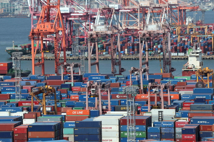 5월 21일 부산 남구 신선대(사진 아래) 및 감만(위) 부두 야적장에 컨테이너가 가득 쌓여 있는 모습. 뉴시스