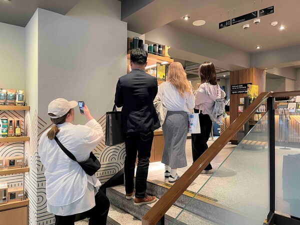 MD상품을 구경 중인 스타벅스 고객들. 사진=스타벅스 코리아 제공