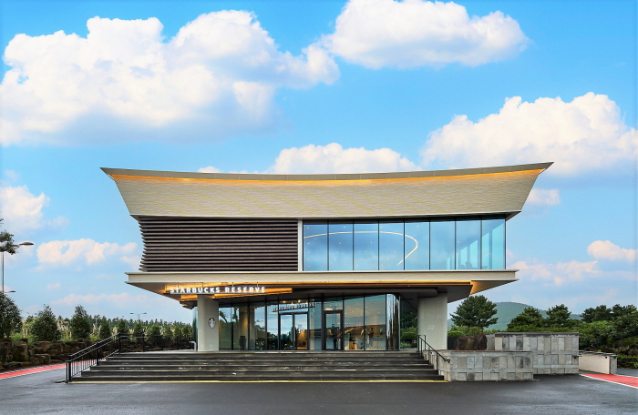 2023년 10월 12일 제주시에 오픈한 '더제주송당파크R점' 모습. '더제주송당파크R점'은 국내 최대 규모의 스타벅스 리저브 전용 매장으로, 해당 지점의 특화MD는 개점 1주일 만에 스타벅스 전체 MD 판매순위 1위에서 5위까지 석권하기도 했다. 사진=스타벅스 코리아 제공.