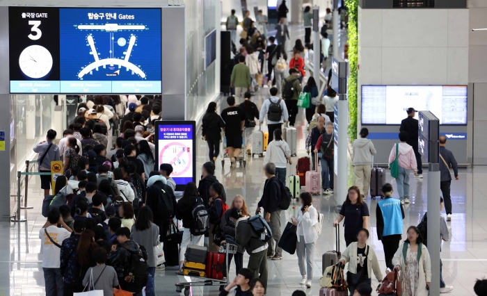 인천공항공사는 근로자의 날과 어린이날 연휴를 포함한 엿새간 인천공항 해외 여행객 수가 112만명을 넘을 것으로 전망했다. 5월 6일 인천국제공항에서 여행객들이 오가고 있다. 사진=뉴시스
