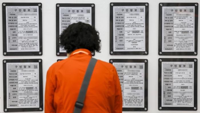 5월 17일 서울 마포구 서울서부고용복지플러스센터에서 한 구직자가 일자리정보 게시판을 살펴보고 있다. 뉴시스