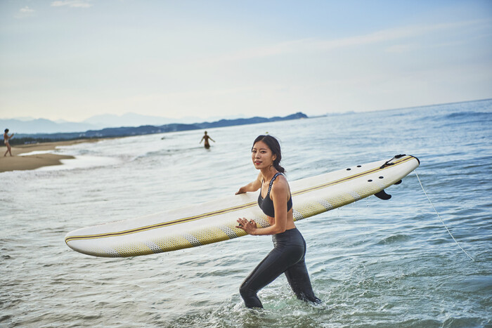 서피비치는 방문객들을 대상으로 비치 요가 클래스, 서핑입문강습, 경험자 수중강습, 패들보드와 렌탈 서비스 등 다양한 상품을 제공하고 있다. 사진=서피비치 제공