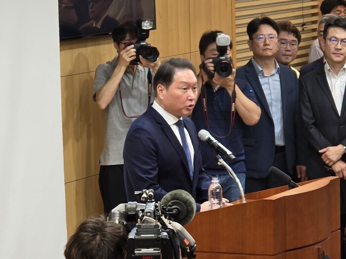 최태원 SK 회장이 지난 17일, 서울 서린동 SK서린빌딩에서 열린 기자회견에서 발언하고 있다. 사진=한민철
