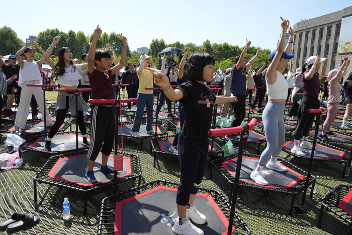 5월 14일 서울광장에서 열린 2024 서울헬스쇼에서 시민들이 점핑 피트니스 활동에 참여하고 있다. 사진=AP/뉴시스