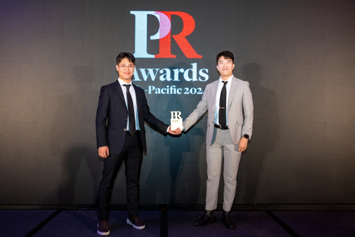 팀쿠키 임기태 CSO(좌측)와 류태준 대표(우측)가 홍콩 JW 매리어트호텔에서 열린 아시아퍼시픽 PR 어워드 시상식에서 트로피를 전달받고 기념촬영을 하고 있다.