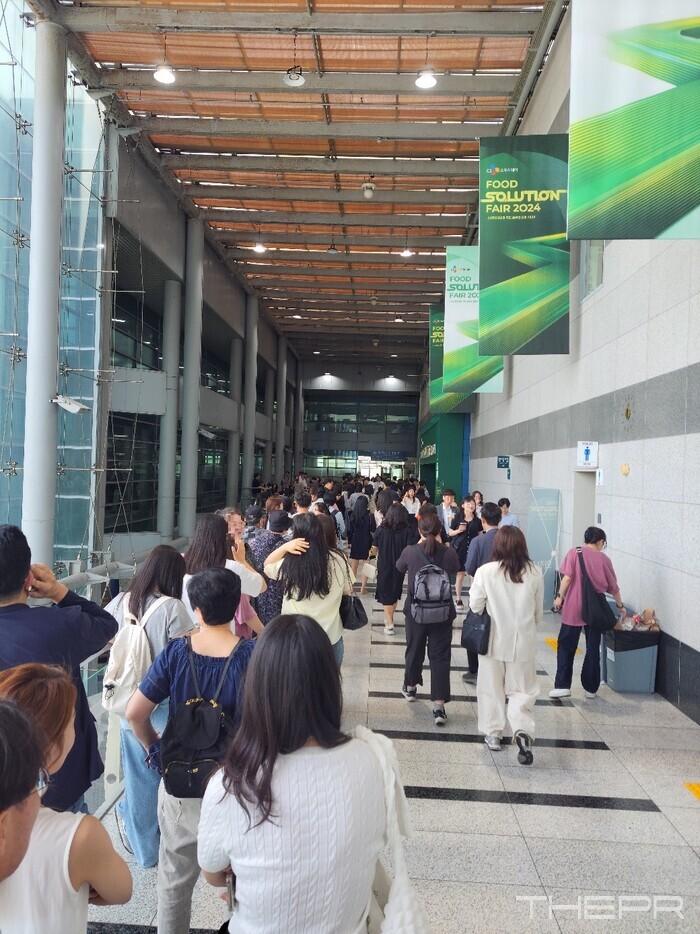 6월 27일 낮 12시 직전, 양재동 aT센터에서 열린 '푸드 솔루션 페어 2024' 전시장 앞으로 입장을 기다리는 사람들이 인산인해를 이루고 있다. 사진=김병주 기자