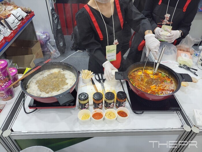 입구에서 오른쪽으로 돌았을 때 밀 솔루션 퀴진 전시 시음행사로 하이디라오의 훠궈가 관람객들을 기다리고 있었다. 사진=김병주 기자