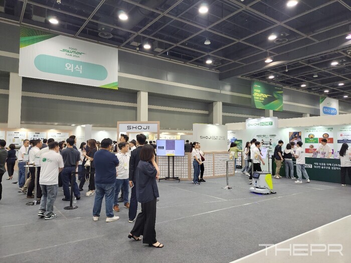 CJ프레시웨이의 컨설팅으로 론칭한 캐주얼 일식 레스토랑 '쇼지'의 안테나샵 앞에 사람들이 몰려있다. 사진=김병주 기자