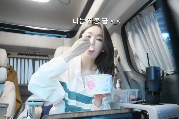 가수 강민경이 유튜브에서 자몽+그래놀라+벌집꿀 조합으로 요아정을 주문해 먹은 후 해당 레시피는 ‘강민경 조합’으로 불리고 있다. 사진=걍밍경 유튜브 갈무리