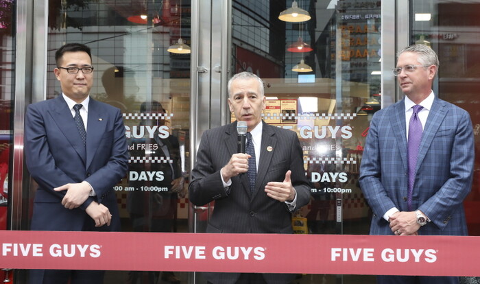 2023년 6월 26일 서울 서초구 파이브가이즈 강남점에서 열린 오프닝 세리머니에서 필립 골든버그(가운데) 주한 미국대사가 환영사를 하고 있다. 왼쪽은 김동선 당시 한화갤러리아 신사업전략실장. 사진=뉴시스