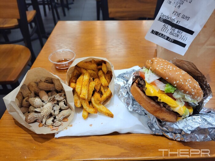 (왼쪽부터) 파이브가이즈의 무료 땅콩과 케이준 감자튀김, 가장 인기 있는 메뉴인 베이컨 치즈버거 제품 사진. 사진=김병주 기자.