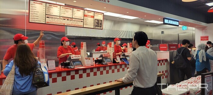 7월 2일 저녁 파이브가이즈 서울역점 실내. 사진=김병주 기자