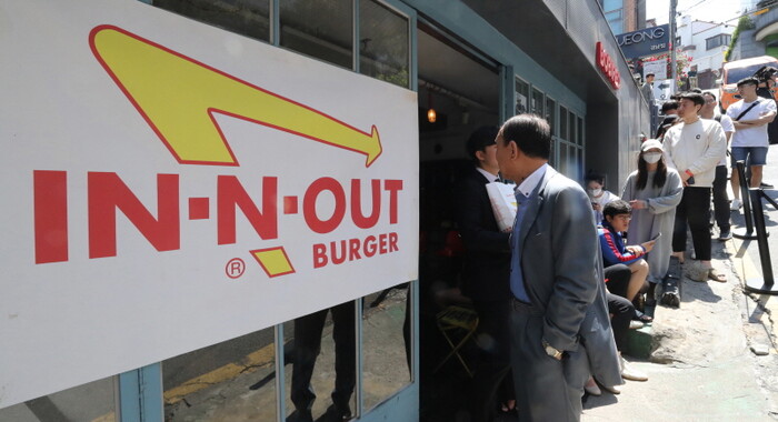 2019년 5월 22일 오전 인앤아웃 버거의 팝업스토어가 개장한 서울 강남구 음식점 '바비레드'에서 햄버거를 맛보려는 시민들이 줄을 서있다. 사진=뉴시스.