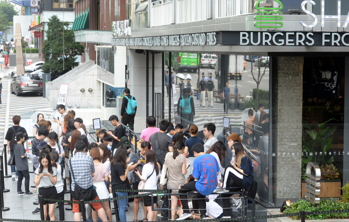 2016년 8월 16일 서울 강남구 쉐이크쉑 국내 1호 매장 앞에 오픈 시간 전에도 불구하고 시민들이 줄지어 있다. 사진=뉴시스