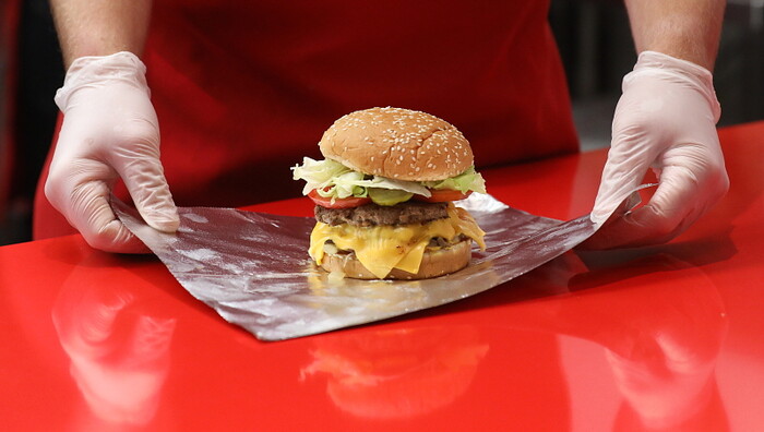파이브가이즈 국내 1호점 개장에 앞서 2023년 6월 22일, 미디어 간담회가 열린 파이브가이즈 1호점에서 미국 본사 파견 트레이너가 버거를 조리하고 있다. 사진=뉴시스.