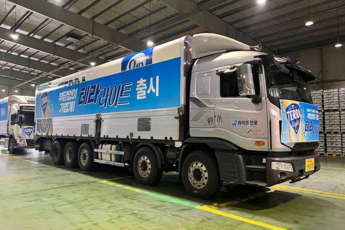 7월 3일 하이트진로 전주공장에서 테라 라이트가 첫 출고되고 있다. 사진=하이트진로 제공.