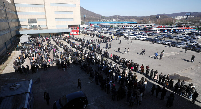 개포주공 8단지 재건축 아파트인 '디에이치 자이 개포' 견본주택 개관 첫날인 2018년 3월 16일 오후 서울 서초구 양재IC 인근에 마련된 견본주택 앞에는 예비 청약자가 길게 줄지어 서 있다. 사진=뉴시스.