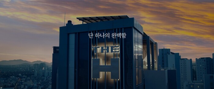 현대건설이 2월 21일 디에이치 공식 유튜브 채널에 공개한 브랜드 영상 ‘HIGH-END RESIDENCE NEW ERA’ 스크린샷. 해당 영상은 실제 입주 단지에서 촬영했으며, 유튜브 공개 이틀 만에(2월 23일 기준) 165만회가 넘는 조회수를 기록했다. 사진=현대건설 제공.