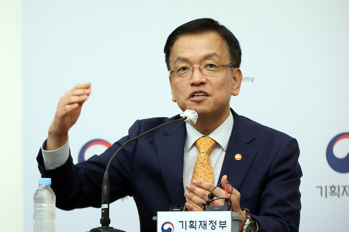 최상목 부총리 겸 기획재정부 장관이 지난 22일 세종시 정부세종청사에서 2024년 세법개정안을 발표하고 있다. 사진=뉴시스
