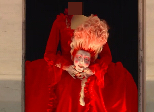 개막식 퍼포먼스 중에 논란이 된 한 장면. 프랑스인이 아니며, 많은 헛소문의 피해자인 마리 앙투아네트의 불행한 최후를 희화화하는 내용이 불쾌감을 자아낸다.