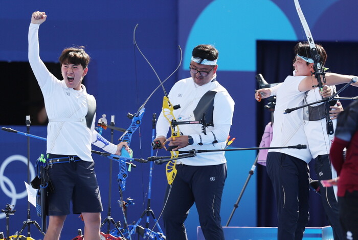 김우진, 김제덕, 이우석이 29일(현지시각) 프랑스 파리 레쟁발리드에서 열린 파리 올림픽 양궁 남자 단체전 결승 프랑스와의 경기에서 승리하며 금메달을 확정한 뒤 환호하고 있다. 뉴시스