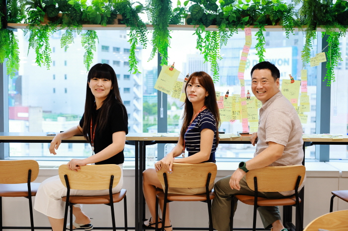 신도희 팀장과 팀원. 사진 전재현 포토그래퍼 phototoday@naver.com