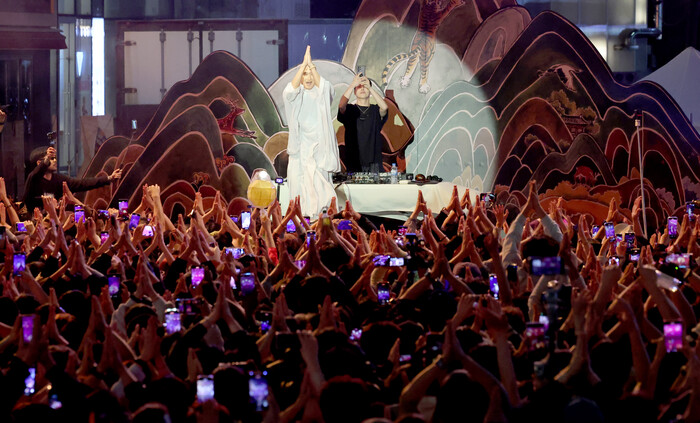 불기 2568년 부처님오신날을 사흘 앞둔 5월 12일 오후 서울 종로구 조계사 앞 사거리에서 열린 EDM 난장에서 '뉴진스님'(개그맨 윤성호)이 디제이 공연을 하고 있다. 사진=뉴시스