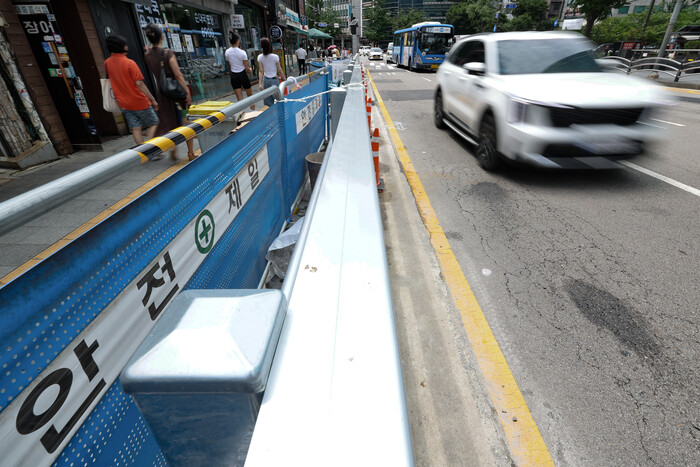 7월 24일 오후 서울 중구 시청역 역주행 사고 현장에 방호 울타리가 설치돼 있다. 사진=뉴시스.