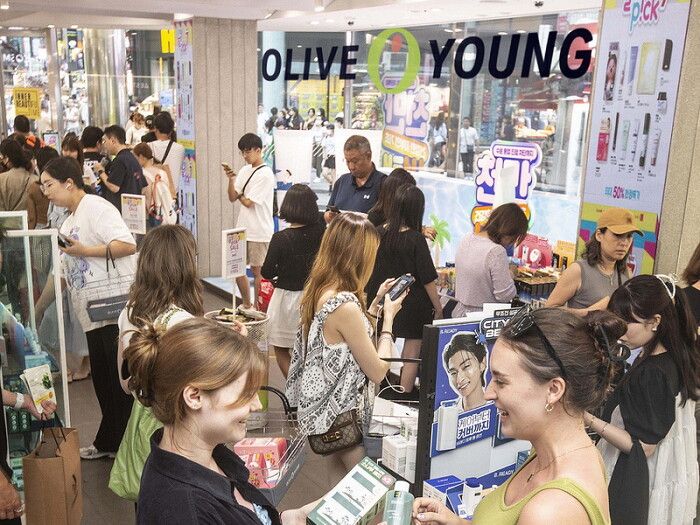 올리브영 매장을 찾은 외국인들이 K뷰티 상품들을 살펴보고 있는 모습. 사진=올리브영 제공
