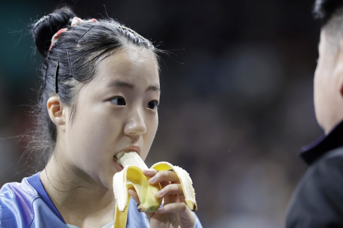신유빈이 1일(현지시각) 프랑스 파리 사우스 파리 아레나5에서 열린 2024 파리 올림픽 탁구 여자 단식 8강전 일본 히라노 미우와의 경기에서 바나나를 먹고 있다. 사진=뉴시스.
