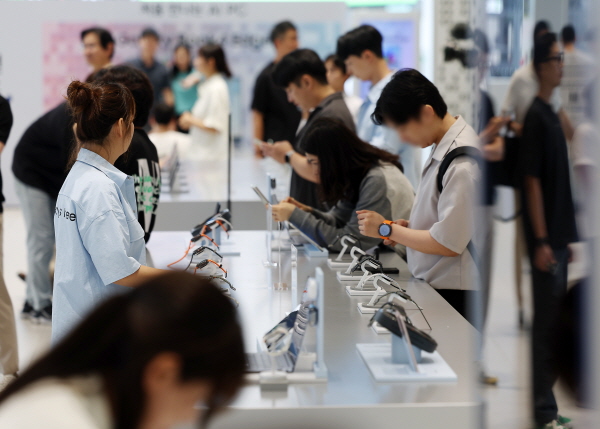 삼성전자의 갤럭시 신제품군 사전판매 시작 전날이었던 7월 11일 오전 서울 마포구 삼성스터오 홍대에 마련된 체험공간 '갤럭시 스튜디오'에서 방문객들이 갤럭시 Z 폴드6·플립6, 갤럭시 링 등 출시 예정 상품을 살펴보고 있다. 뉴시스