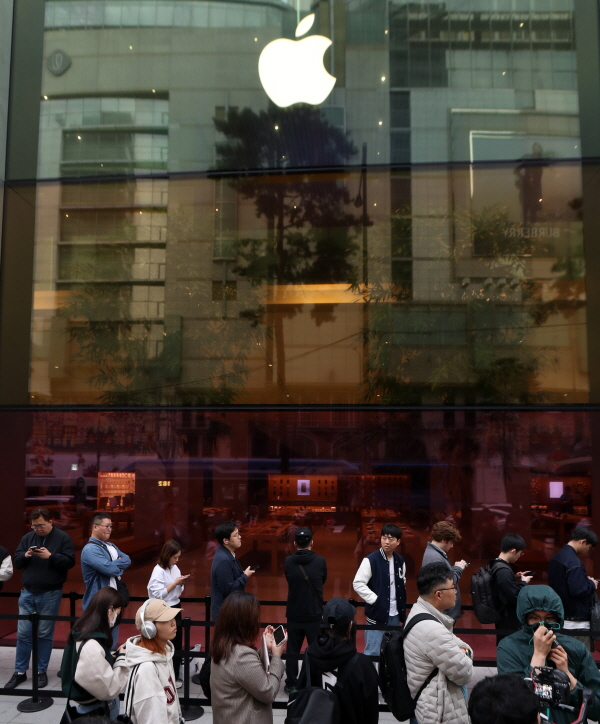 아이폰15 시리즈 출시 첫날이었던 지난해 10월 13일 서울 애플스토어 명동점에서 사전예약 구매자들이 입장을 대기하고 있다. 뉴시스