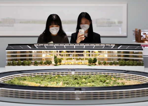 4월 24일 서울 중구 서울시립미술관에서 열린 '미래긍정: 노먼 포스터, 포스터 + 파트너스' 전시 프레스투어에서 학예사들이 전시된 애플 파크 건축모형을 살펴보고 있다.