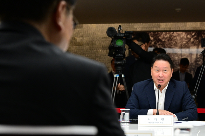 최태원 대한상공회의소 회장이 23일 서울 중구 대한상공회의소에서 열린 사회적 대화를 위한 국회의장-대한상의 간담회에서 인사말을 하고 있다. 사진=뉴시스.