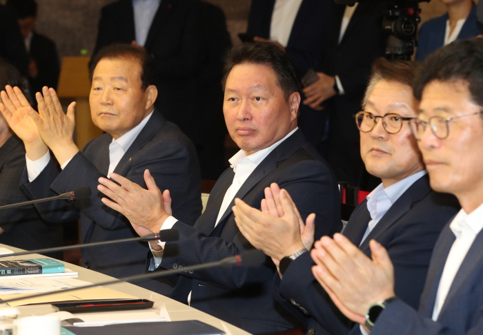 최태원 대한상공회의소 회장이 23일 서울 중구 대한상공회의소에서 열린 사회적 대화를 위한 국회의장-대한상의 간담회에서 박수를 치고 있다. 사진=뉴시스.