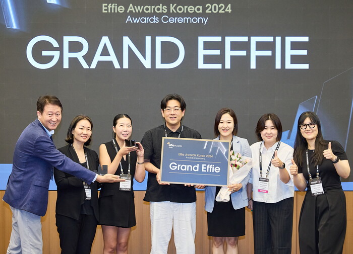 2024 에피 어워드 코리아 대상인 그랜드 에피로 선정된 한국맥도날드에게 임수길 심사위원장이 상장을 전달하고 기념사진을 찍고 있다.