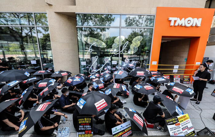 13일 서울 강남구 티몬 구사옥에서 티몬, 위메프 연합 피해자들이 검은 우산 시위를 하고 있다. 피해자들은 25일 서울 여의도 금융감독원 앞에서도 3차 검은 우산 시위를 열었다. 사진=뉴시스