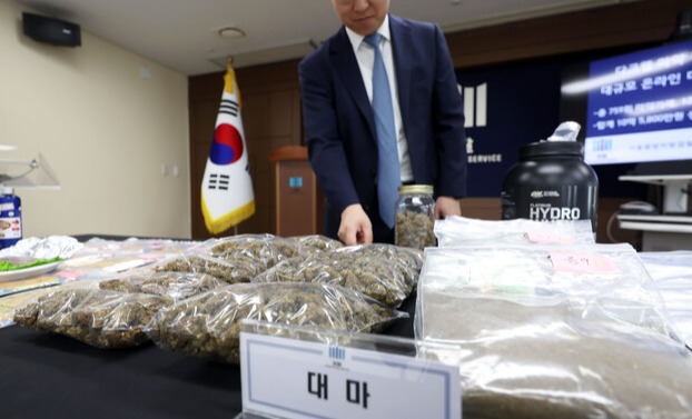 서울중앙지방검찰청 강력범죄수사부가 7월 26일 오전 서울 서초구 서울중앙지검에서 열린 다크웹 마약류 판매상 수사 결과 브리핑에 앞서 사일로신 초콜릿, 대마 등 마약류를 공개하고 있다. 사진=뉴시스