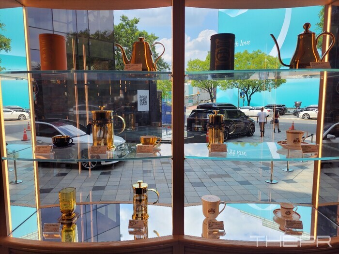 바샤커피 매장 내부에서 바라본 외부 풍경. 사진=김병주 기자.