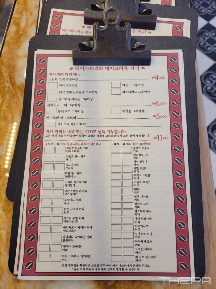 테이크 아웃 전용인 1층 매장에 놓여있는 페이스트리, 테이크아웃 커피 메뉴판. 사진=김병주 기자.