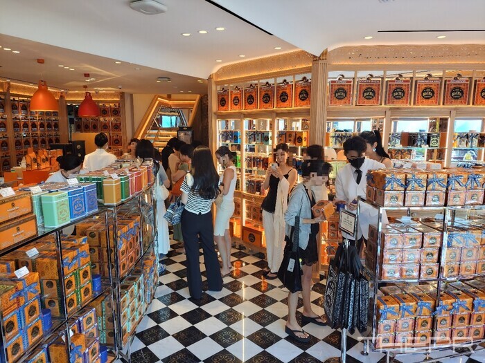 8월 20일 오후 2시 바샤커피 매장 2층을 이용하려는 손님들이 줄을 서있다. 기자는 정확히 30분을 대기해 들어갔지만, 그 뒤로 줄은 더 길어졌다. 사진=김병주 기자.