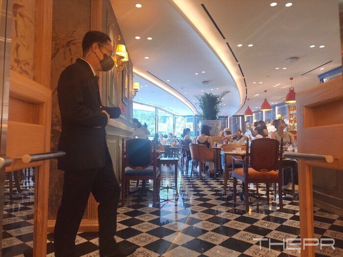 2층에 올라서자 바샤커피 매니저가 즉시 안내에 나섰다. 메뉴 설명 또한 해당 매니저가 맡았다. 사진=김병주 기자.