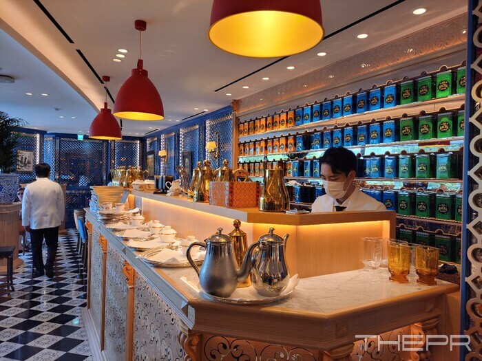 바샤커피 2층 매장 데스크에서 커피를 준비하는 서버의 모습. 사진=김병주 기자.